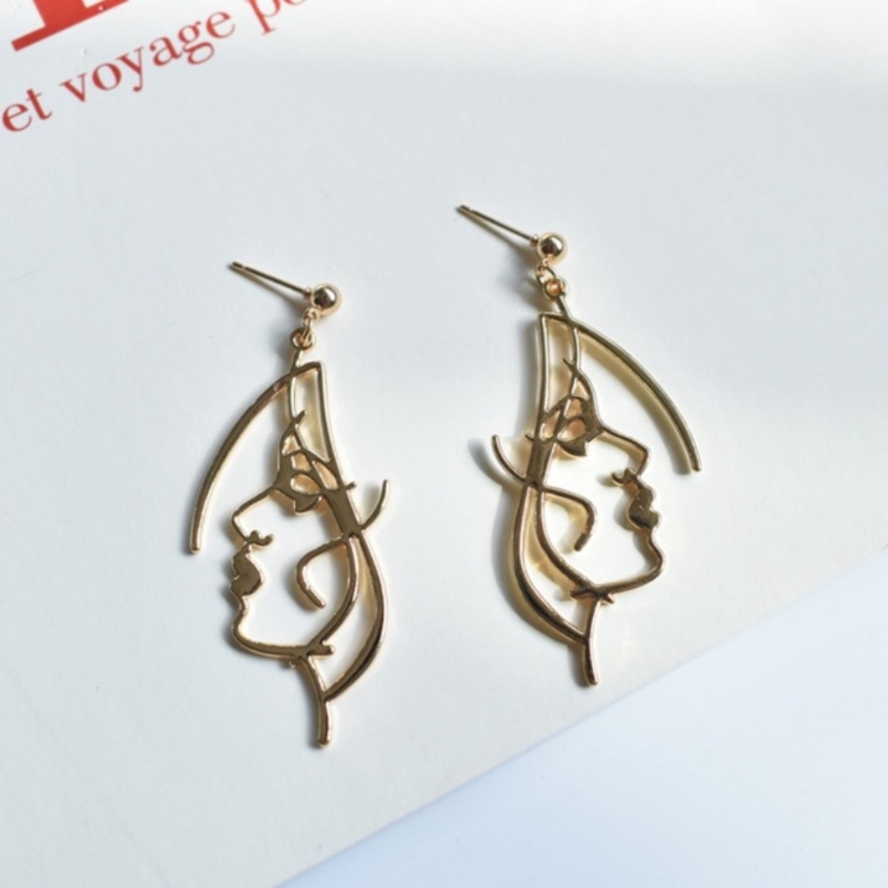 Unique Design//Minimalist Face Beauty Drop Earring - Picture 4 of 4